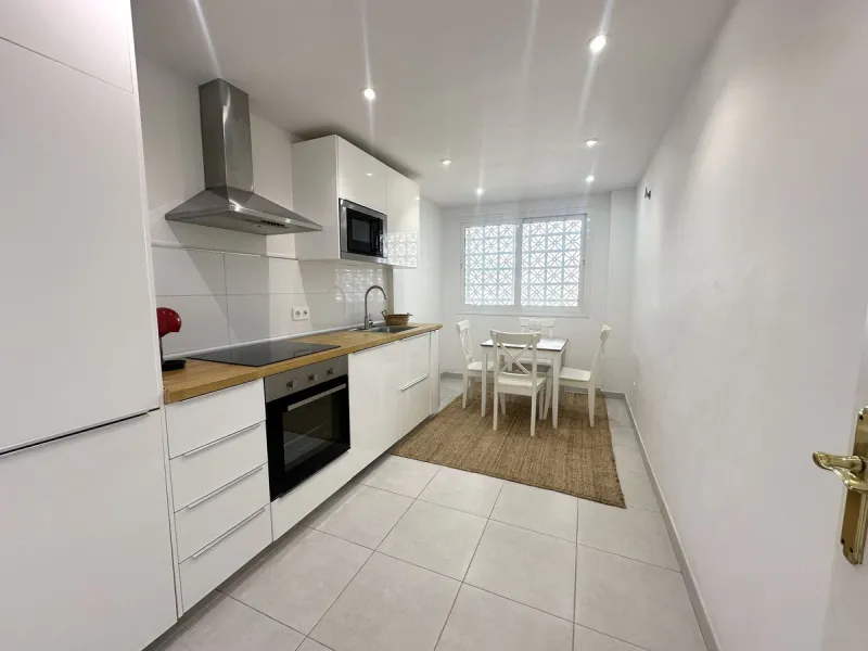 This stylish penthouse is located in the heart of Nueva Andalucía, within walking distance to everything – charming cafés, restaurants, shops, and green areas. The property has a valid tourist license and enjoys excellent rental performance, making it an 