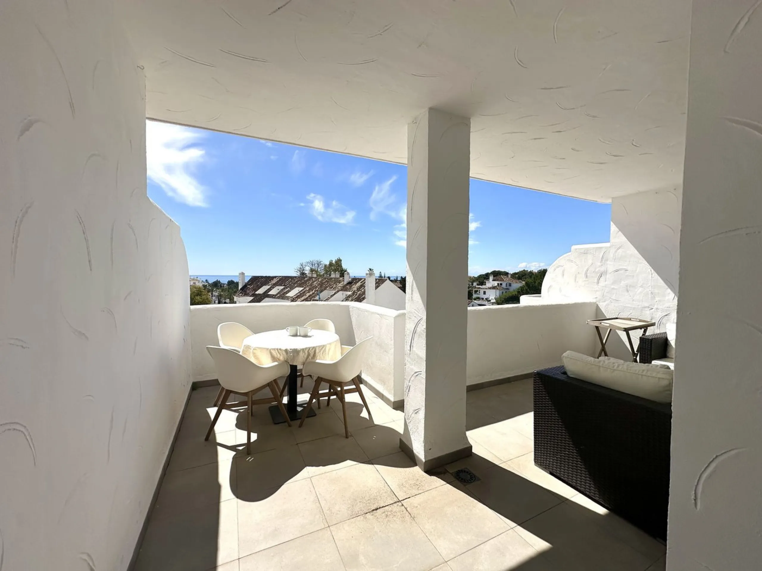 This stylish penthouse is located in the heart of Nueva Andalucía, within walking distance to everything – charming cafés, restaurants, shops, and green areas. The property has a valid tourist license and enjoys excellent rental performance, making it an 