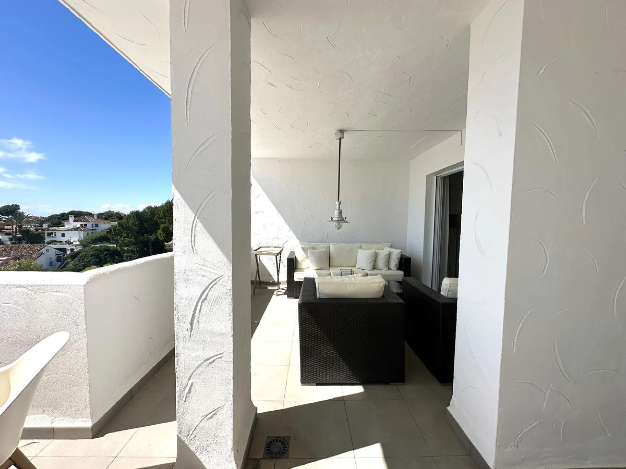 This stylish penthouse is located in the heart of Nueva Andalucía, within walking distance to everything – charming cafés, restaurants, shops, and green areas. The property has a valid tourist license and enjoys excellent rental performance, making it an 