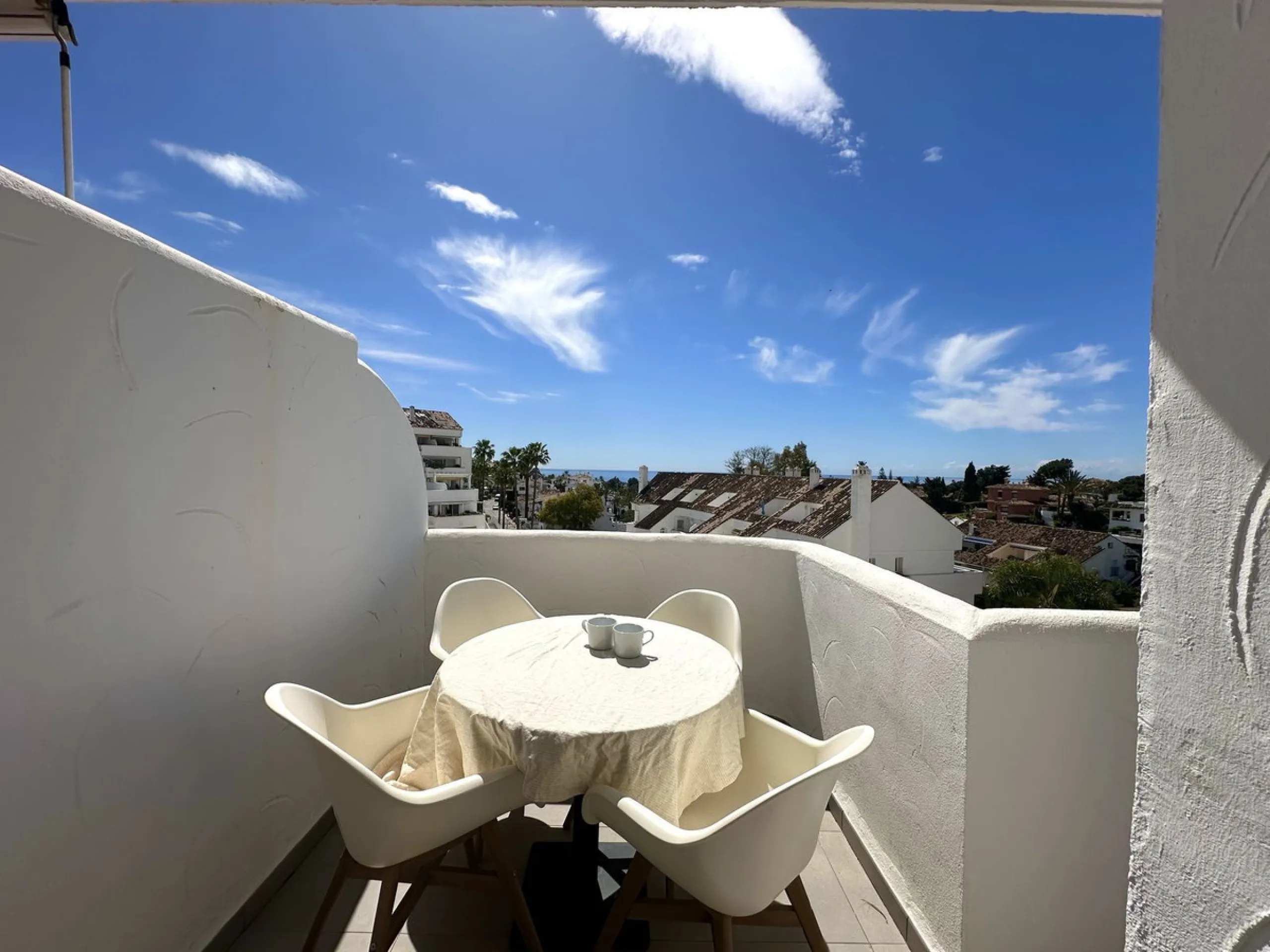 This stylish penthouse is located in the heart of Nueva Andalucía, within walking distance to everything – charming cafés, restaurants, shops, and green areas. The property has a valid tourist license and enjoys excellent rental performance, making it an 