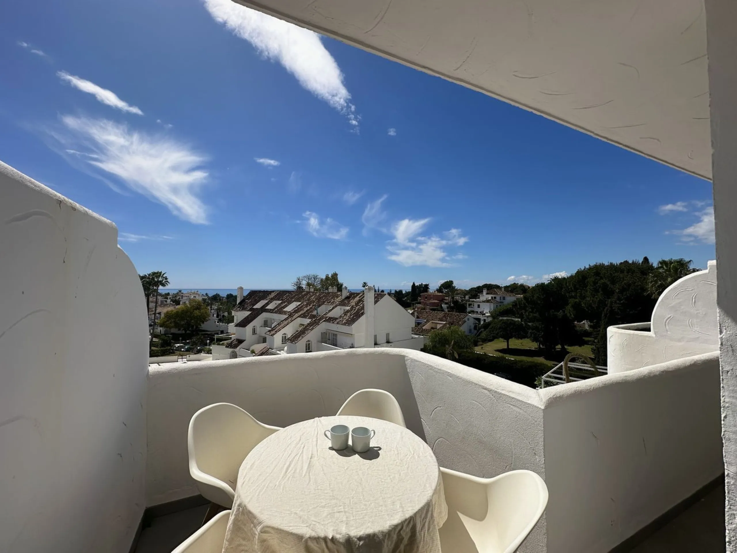 This stylish penthouse is located in the heart of Nueva Andalucía, within walking distance to everything – charming cafés, restaurants, shops, and green areas. The property has a valid tourist license and enjoys excellent rental performance, making it an 