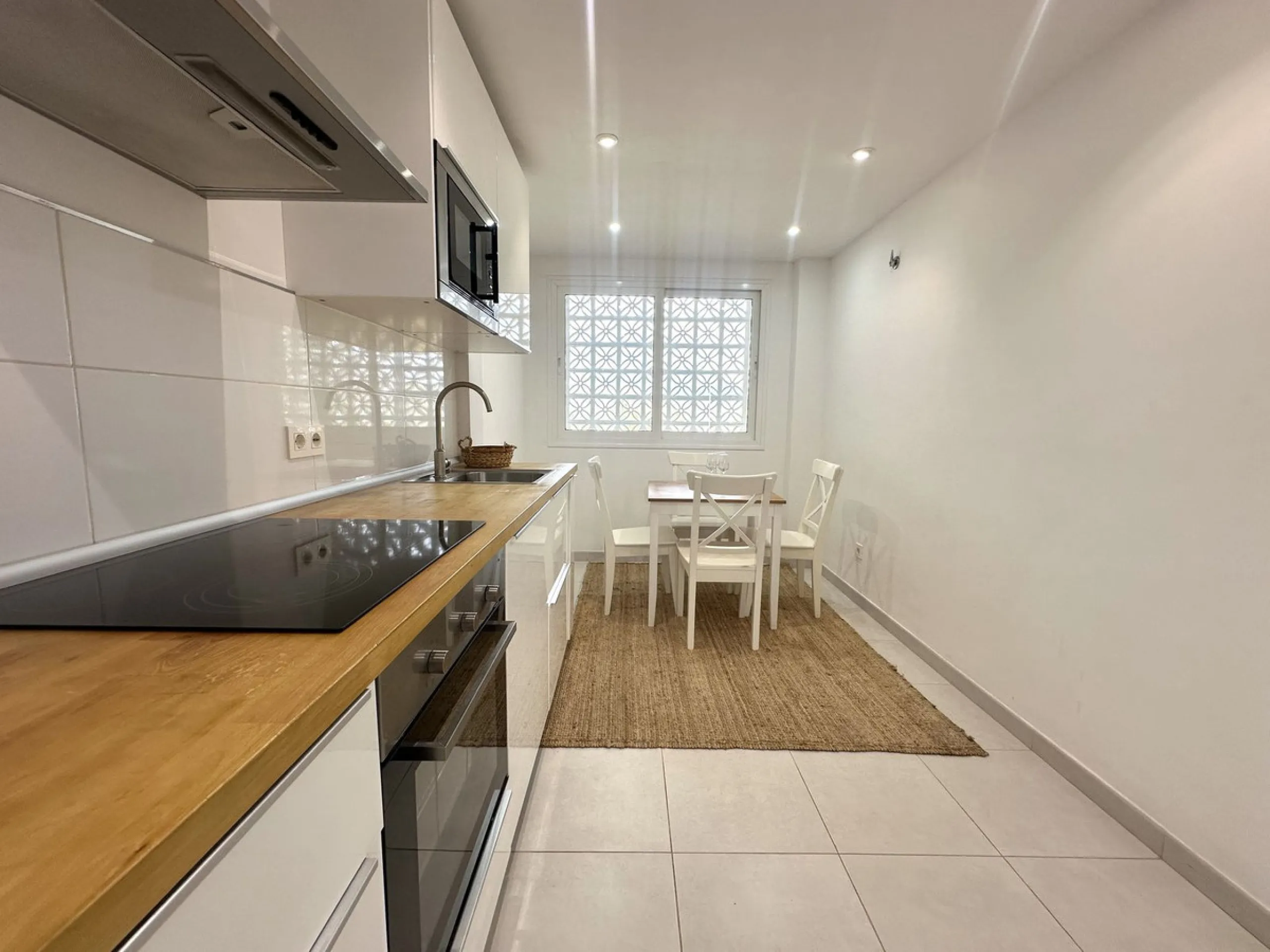 This stylish penthouse is located in the heart of Nueva Andalucía, within walking distance to everything – charming cafés, restaurants, shops, and green areas. The property has a valid tourist license and enjoys excellent rental performance, making it an 
