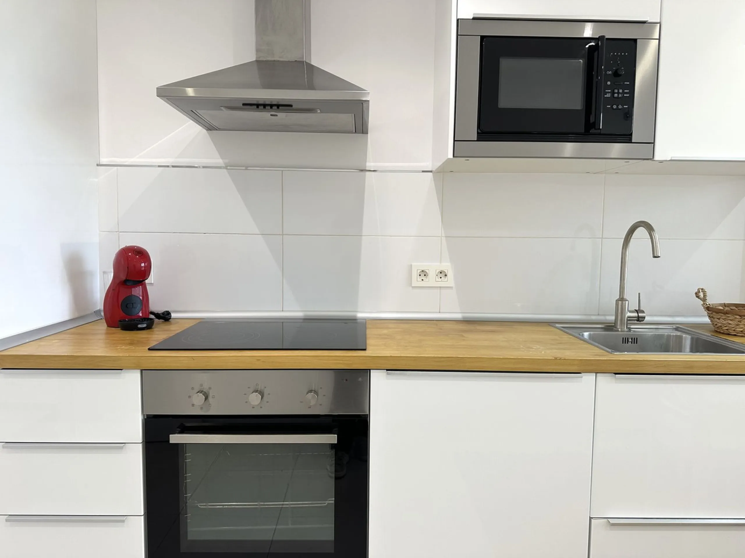 This stylish penthouse is located in the heart of Nueva Andalucía, within walking distance to everything – charming cafés, restaurants, shops, and green areas. The property has a valid tourist license and enjoys excellent rental performance, making it an 
