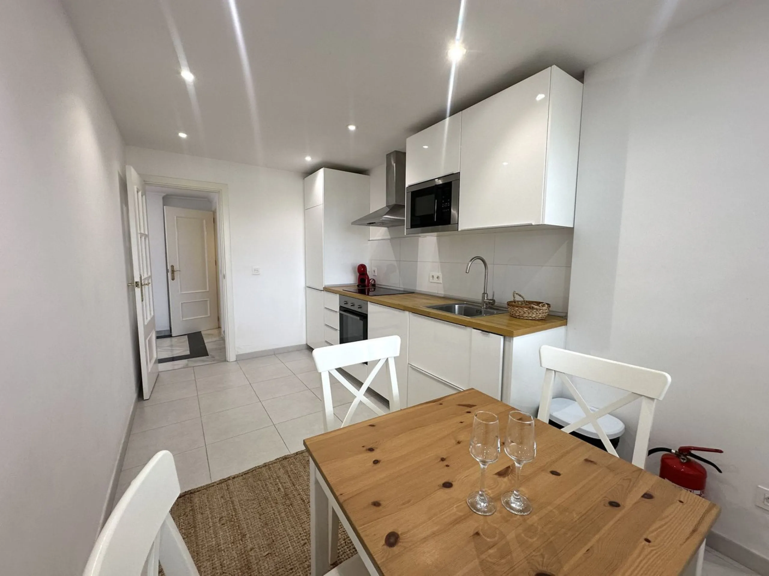 This stylish penthouse is located in the heart of Nueva Andalucía, within walking distance to everything – charming cafés, restaurants, shops, and green areas. The property has a valid tourist license and enjoys excellent rental performance, making it an 