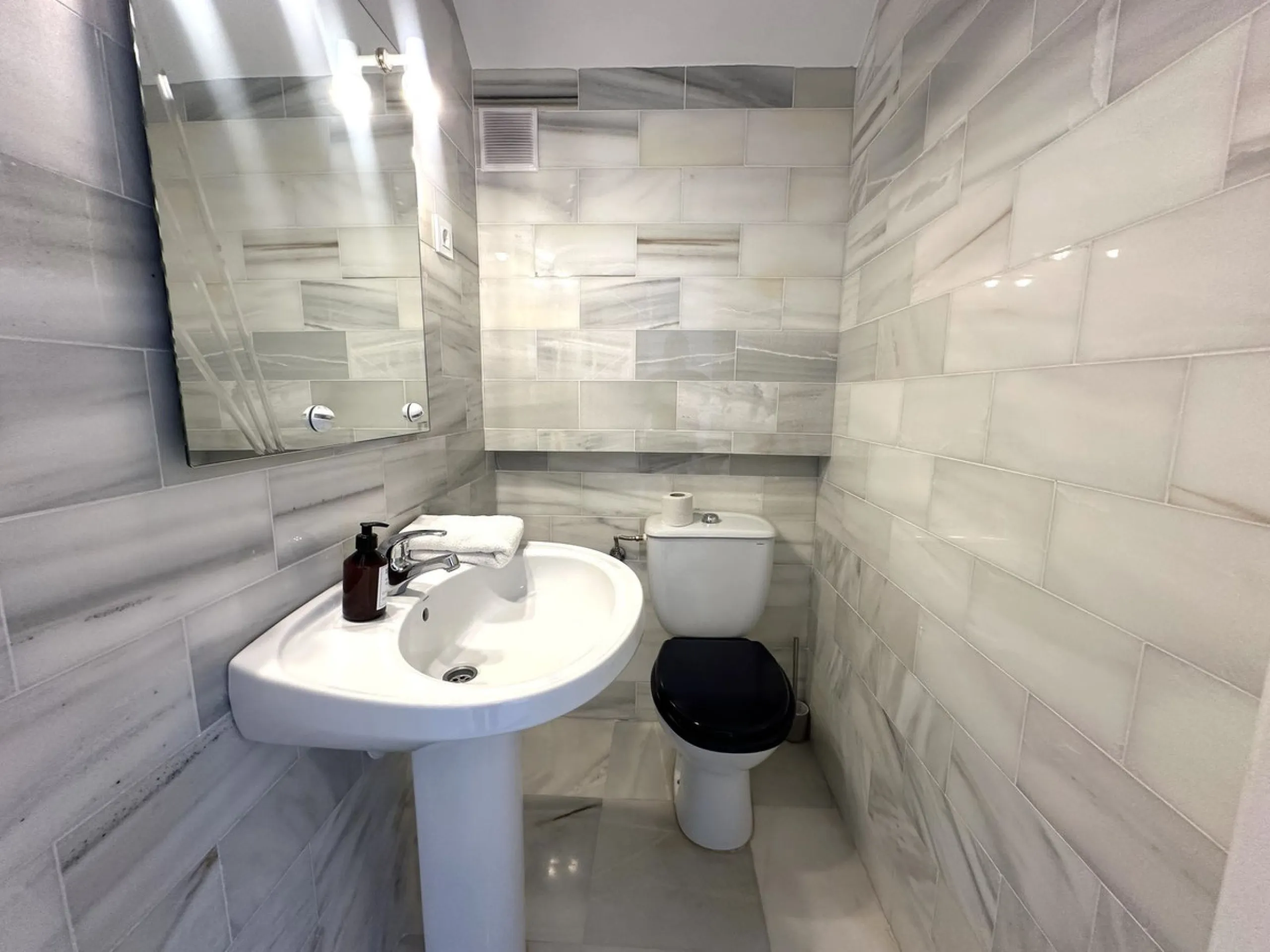 This stylish penthouse is located in the heart of Nueva Andalucía, within walking distance to everything – charming cafés, restaurants, shops, and green areas. The property has a valid tourist license and enjoys excellent rental performance, making it an 