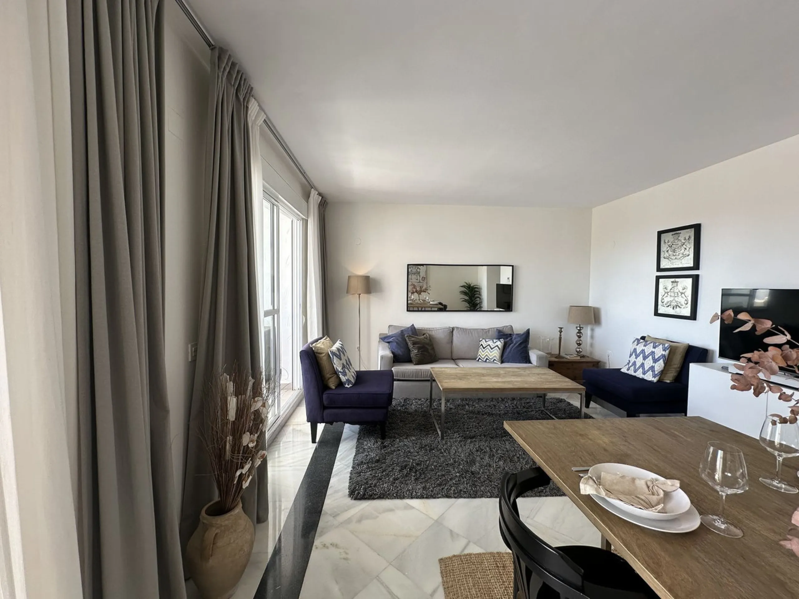 This stylish penthouse is located in the heart of Nueva Andalucía, within walking distance to everything – charming cafés, restaurants, shops, and green areas. The property has a valid tourist license and enjoys excellent rental performance, making it an 