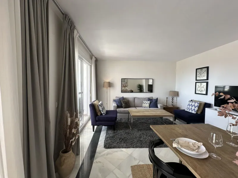 This stylish penthouse is located in the heart of Nueva Andalucía, within walking distance to everything – charming cafés, restaurants, shops, and green areas. The property has a valid tourist license and enjoys excellent rental performance, making it an 