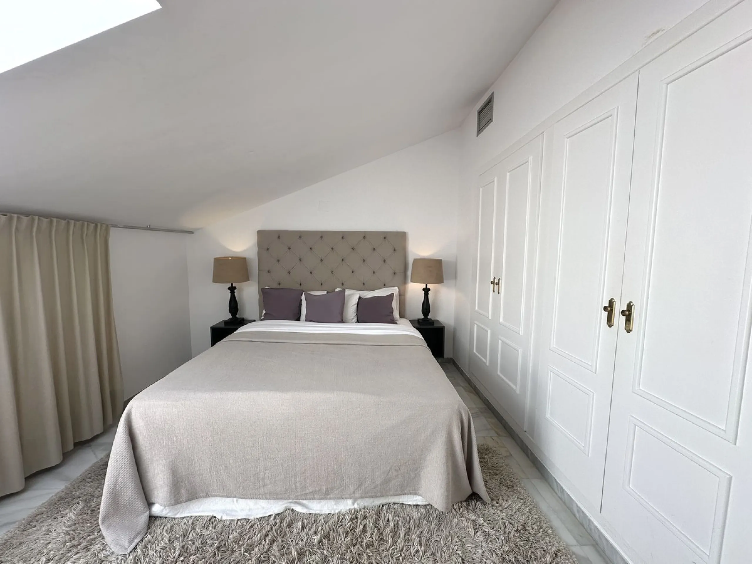 This stylish penthouse is located in the heart of Nueva Andalucía, within walking distance to everything – charming cafés, restaurants, shops, and green areas. The property has a valid tourist license and enjoys excellent rental performance, making it an 