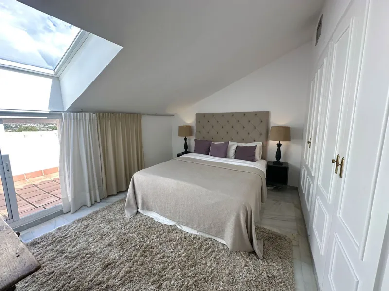 This stylish penthouse is located in the heart of Nueva Andalucía, within walking distance to everything – charming cafés, restaurants, shops, and green areas. The property has a valid tourist license and enjoys excellent rental performance, making it an 