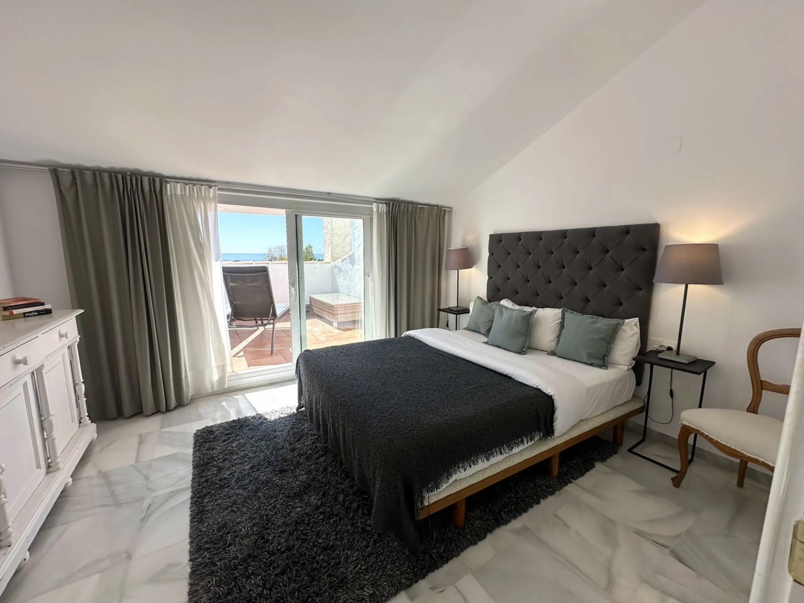 This stylish penthouse is located in the heart of Nueva Andalucía, within walking distance to everything – charming cafés, restaurants, shops, and green areas. The property has a valid tourist license and enjoys excellent rental performance, making it an 