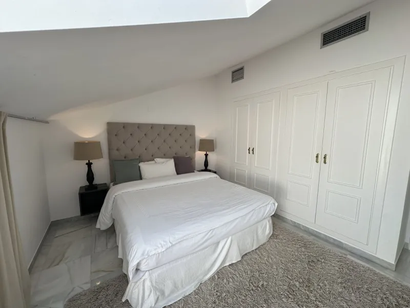 This stylish penthouse is located in the heart of Nueva Andalucía, within walking distance to everything – charming cafés, restaurants, shops, and green areas. The property has a valid tourist license and enjoys excellent rental performance, making it an 
