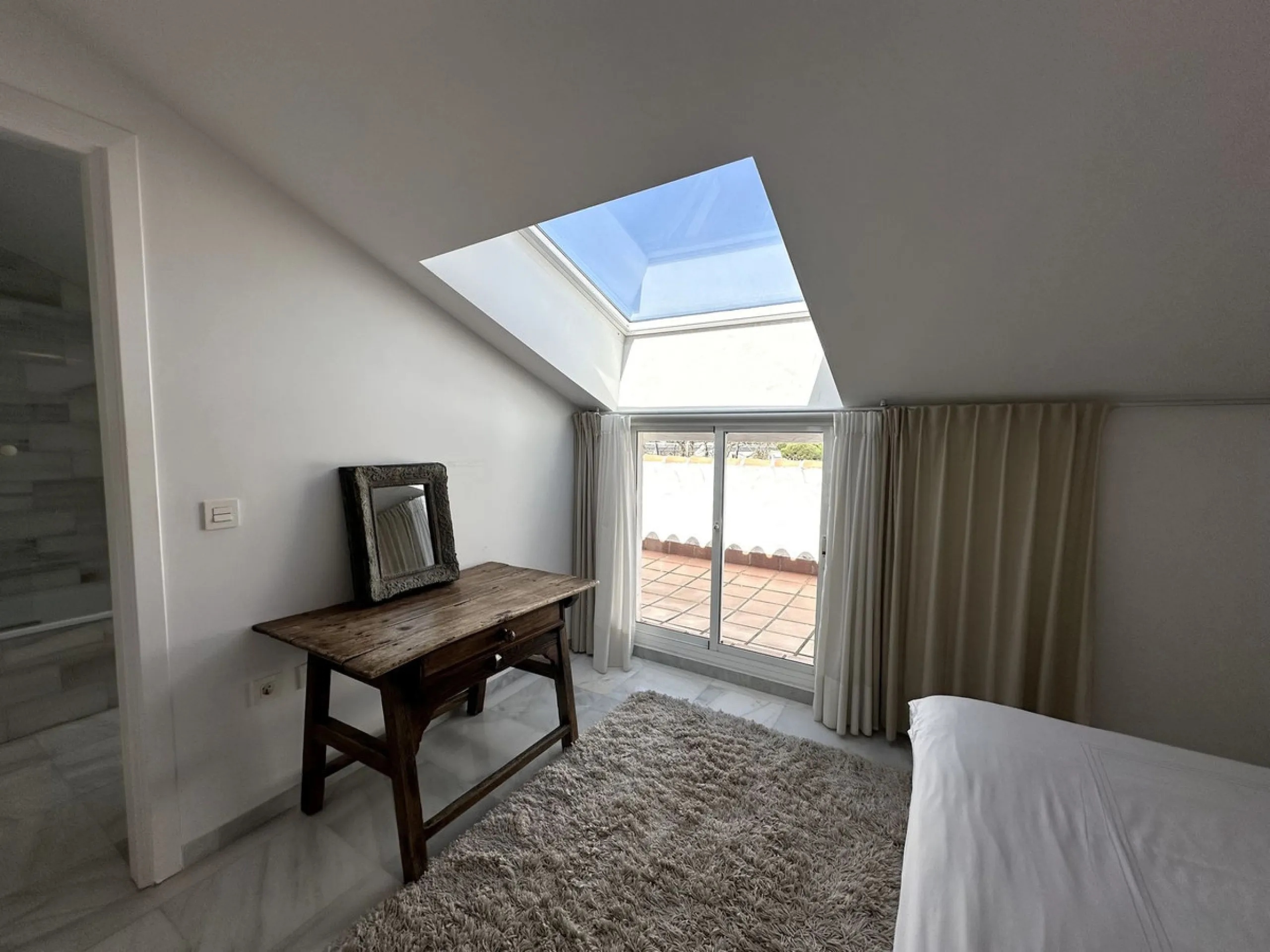 This stylish penthouse is located in the heart of Nueva Andalucía, within walking distance to everything – charming cafés, restaurants, shops, and green areas. The property has a valid tourist license and enjoys excellent rental performance, making it an 