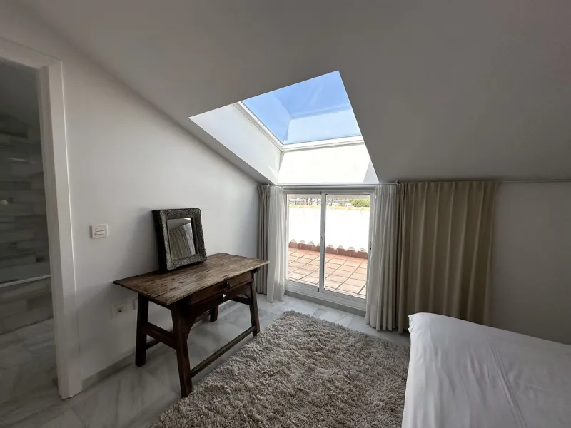 This stylish penthouse is located in the heart of Nueva Andalucía, within walking distance to everything – charming cafés, restaurants, shops, and green areas. The property has a valid tourist license and enjoys excellent rental performance, making it an 
