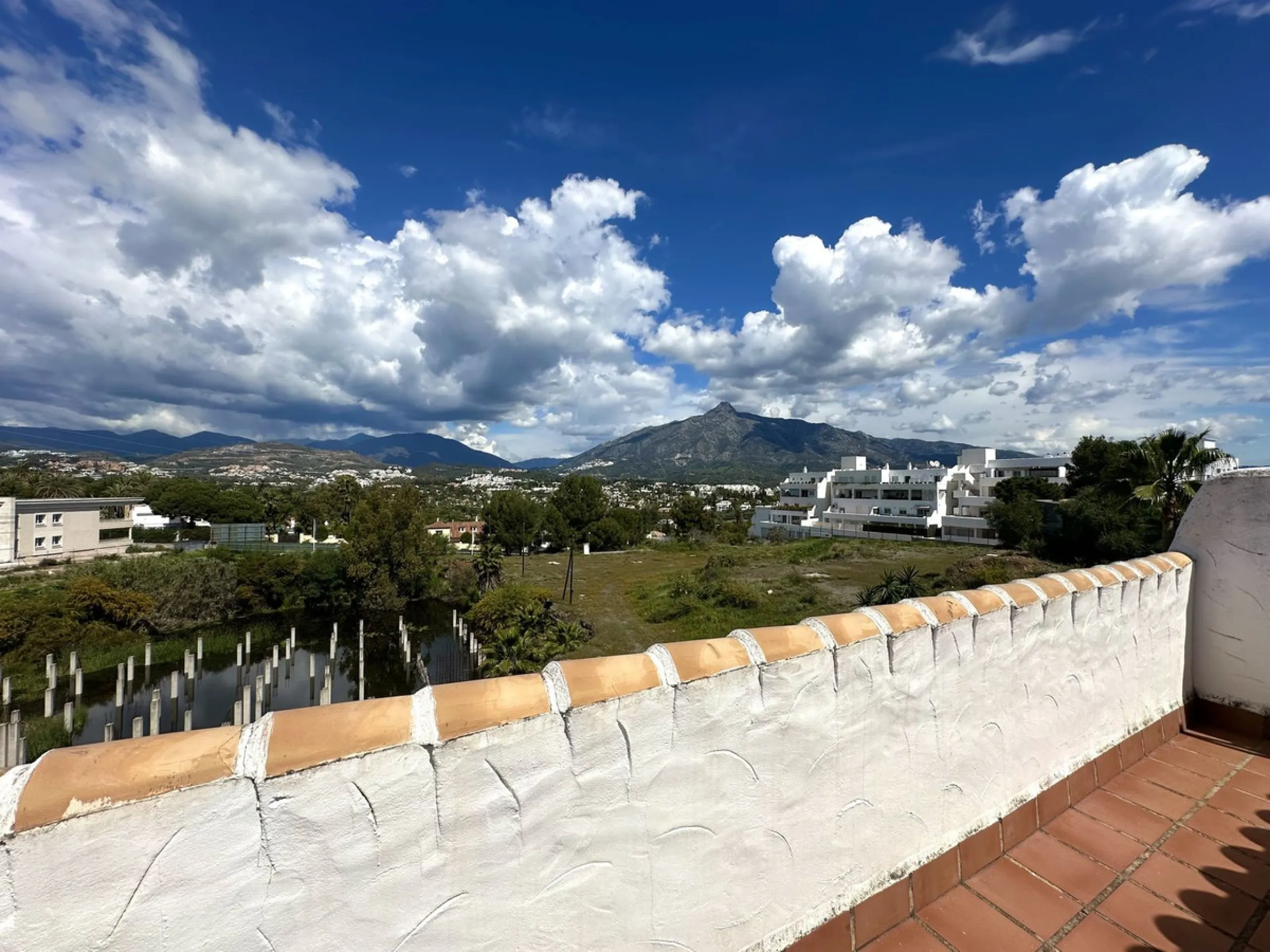 This stylish penthouse is located in the heart of Nueva Andalucía, within walking distance to everything – charming cafés, restaurants, shops, and green areas. The property has a valid tourist license and enjoys excellent rental performance, making it an 
