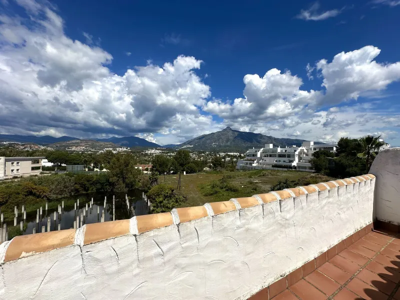 This stylish penthouse is located in the heart of Nueva Andalucía, within walking distance to everything – charming cafés, restaurants, shops, and green areas. The property has a valid tourist license and enjoys excellent rental performance, making it an 