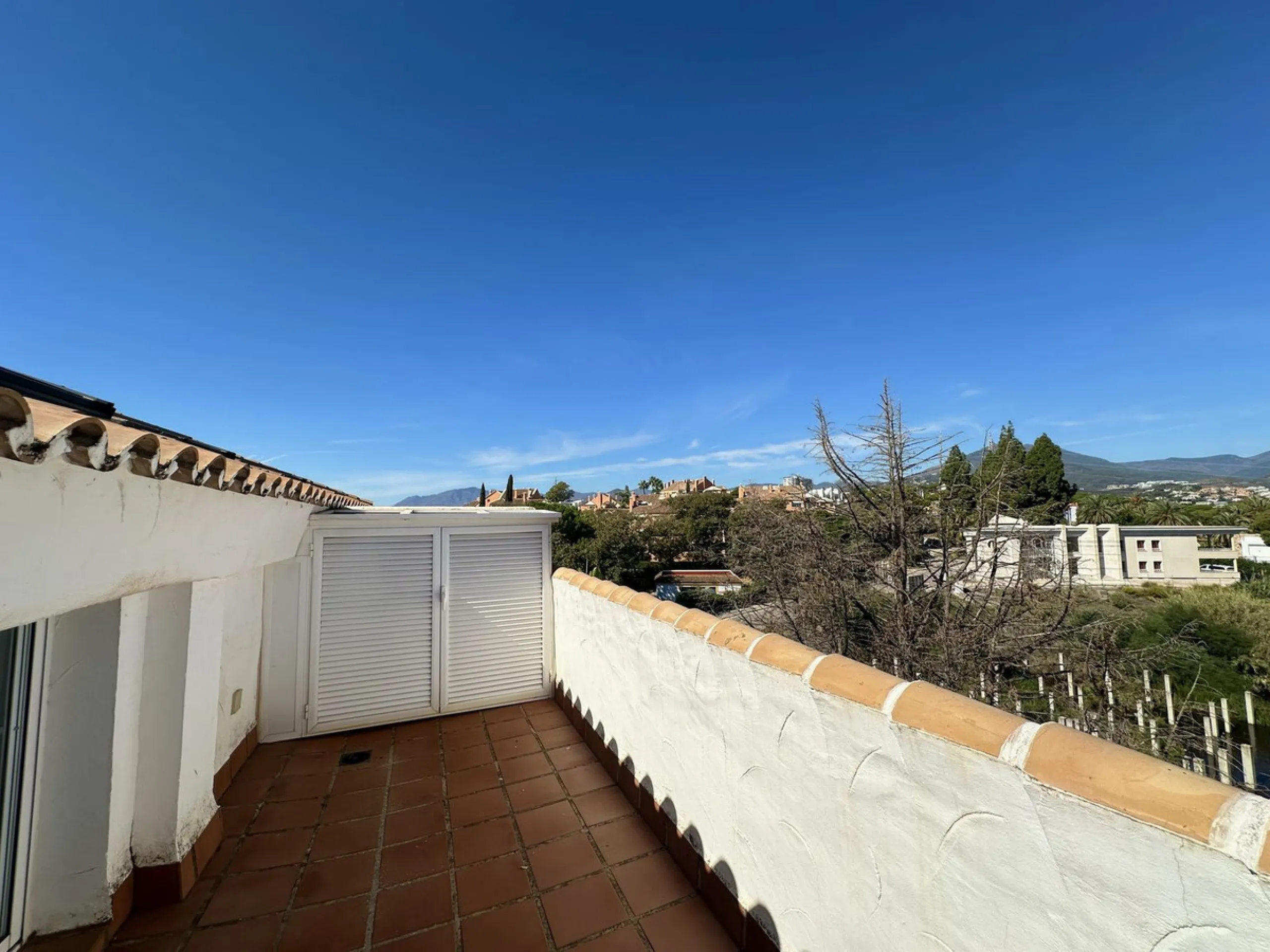 This stylish penthouse is located in the heart of Nueva Andalucía, within walking distance to everything – charming cafés, restaurants, shops, and green areas. The property has a valid tourist license and enjoys excellent rental performance, making it an 