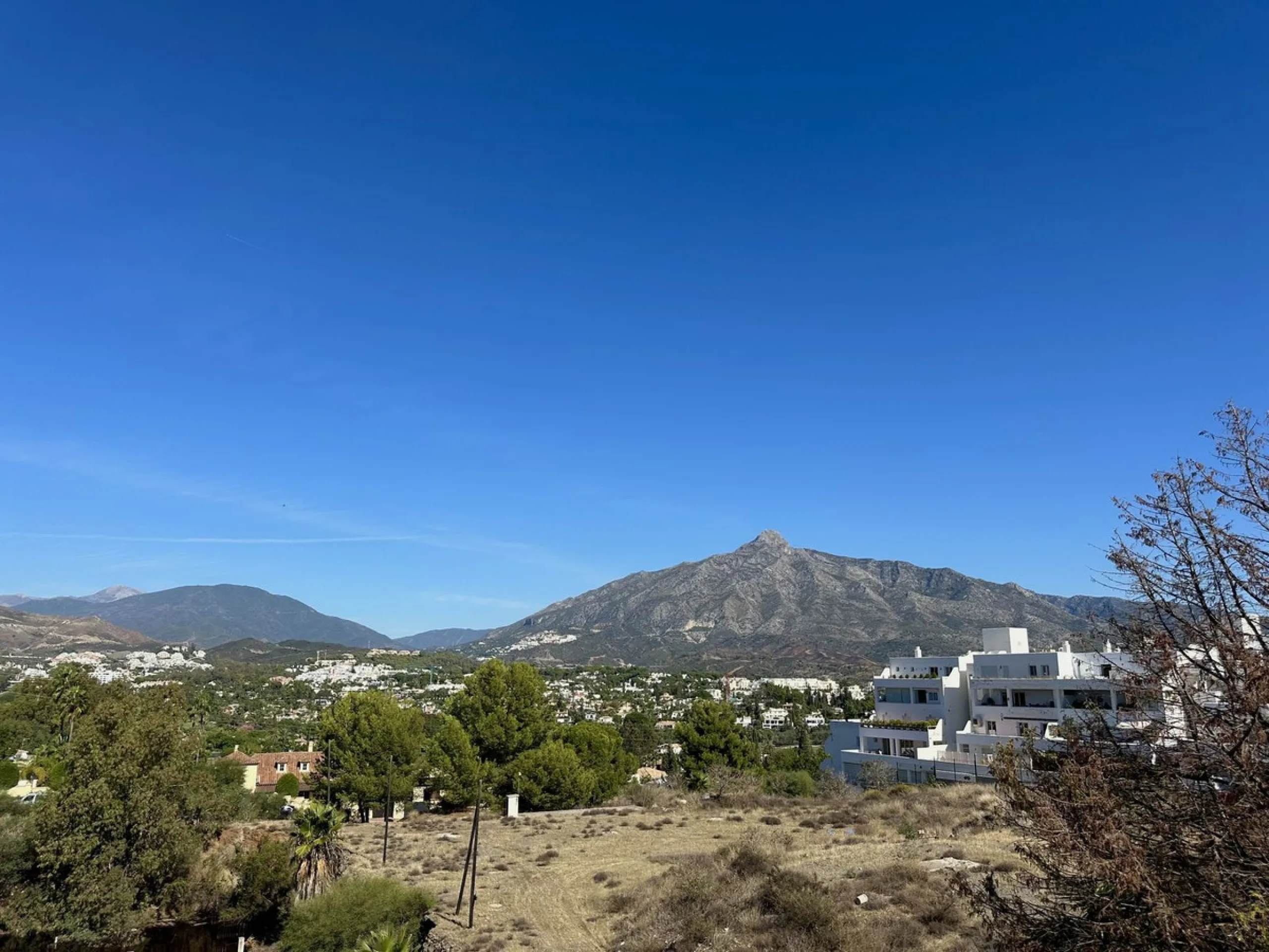 This stylish penthouse is located in the heart of Nueva Andalucía, within walking distance to everything – charming cafés, restaurants, shops, and green areas. The property has a valid tourist license and enjoys excellent rental performance, making it an 