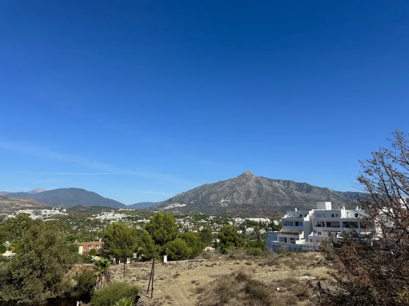 This stylish penthouse is located in the heart of Nueva Andalucía, within walking distance to everything – charming cafés, restaurants, shops, and green areas. The property has a valid tourist license and enjoys excellent rental performance, making it an 