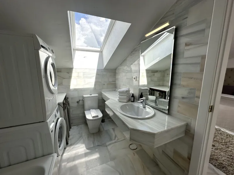 This stylish penthouse is located in the heart of Nueva Andalucía, within walking distance to everything – charming cafés, restaurants, shops, and green areas. The property has a valid tourist license and enjoys excellent rental performance, making it an 