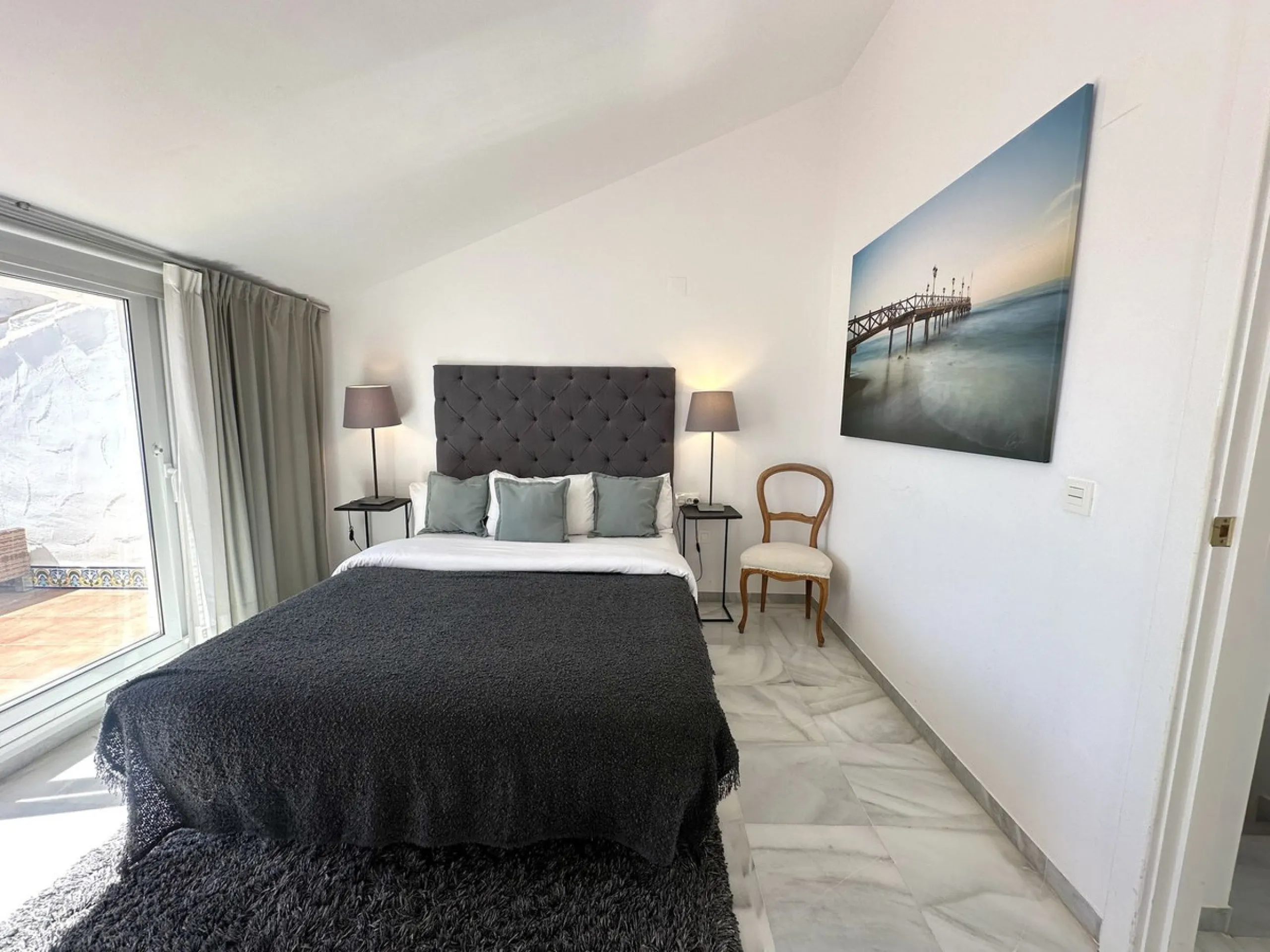 This stylish penthouse is located in the heart of Nueva Andalucía, within walking distance to everything – charming cafés, restaurants, shops, and green areas. The property has a valid tourist license and enjoys excellent rental performance, making it an 