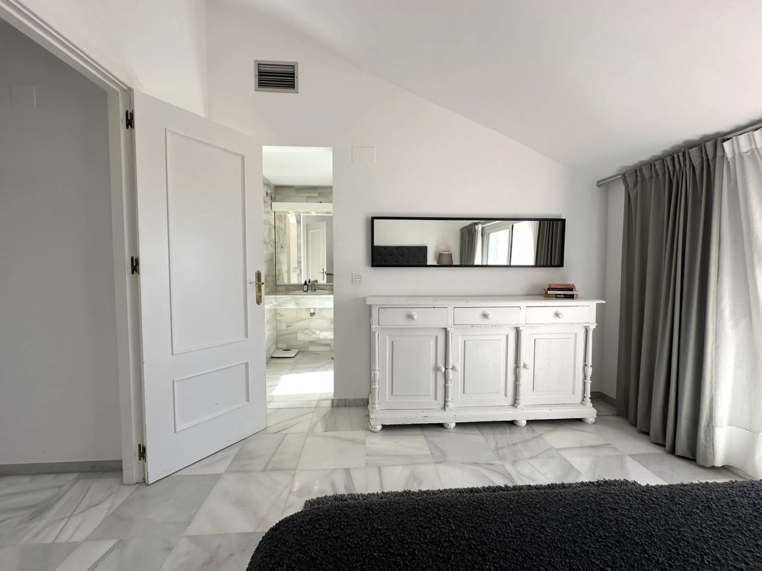 This stylish penthouse is located in the heart of Nueva Andalucía, within walking distance to everything – charming cafés, restaurants, shops, and green areas. The property has a valid tourist license and enjoys excellent rental performance, making it an 