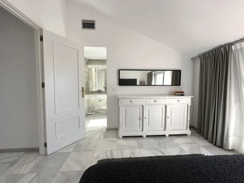 This stylish penthouse is located in the heart of Nueva Andalucía, within walking distance to everything – charming cafés, restaurants, shops, and green areas. The property has a valid tourist license and enjoys excellent rental performance, making it an 