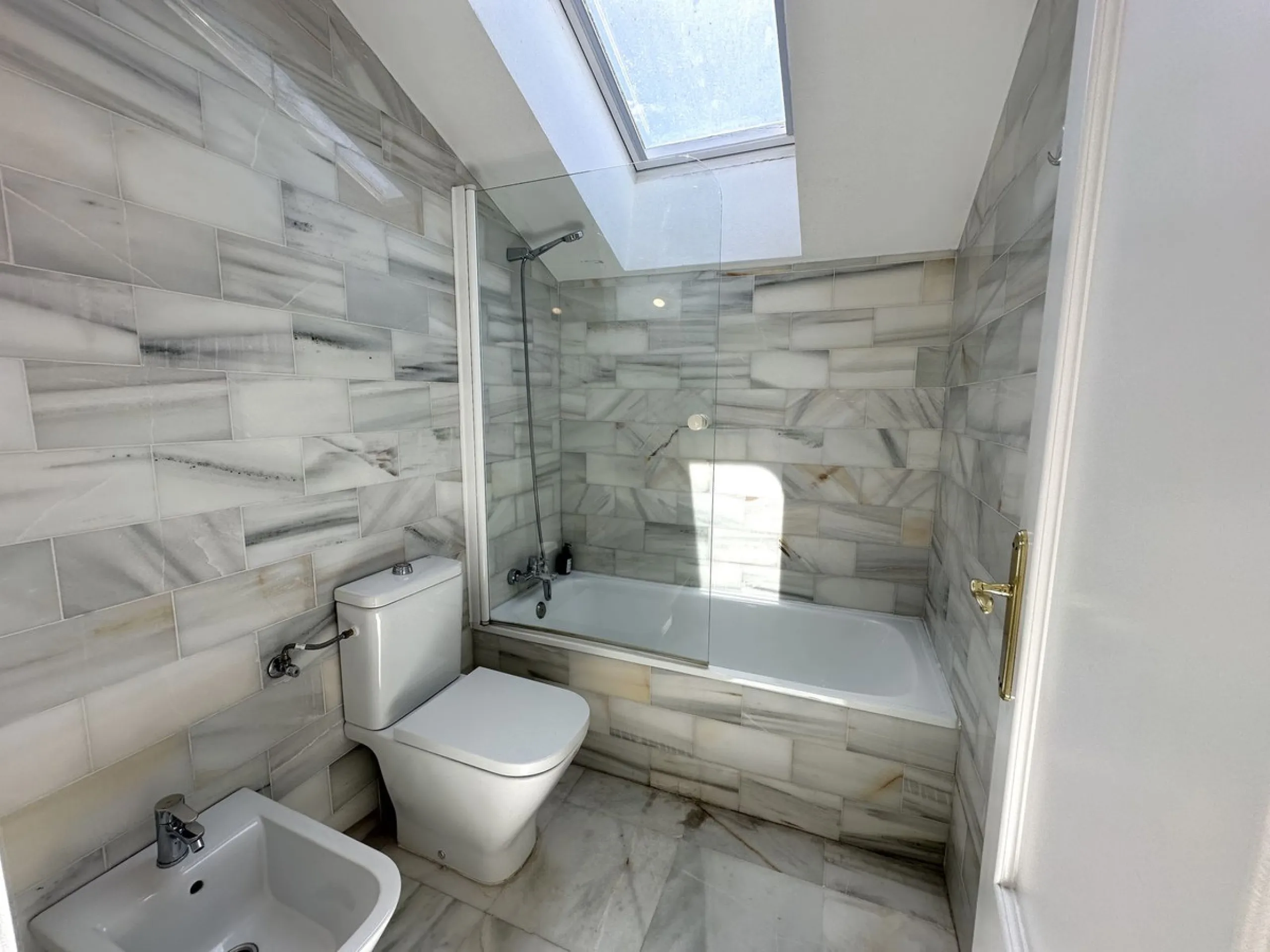 This stylish penthouse is located in the heart of Nueva Andalucía, within walking distance to everything – charming cafés, restaurants, shops, and green areas. The property has a valid tourist license and enjoys excellent rental performance, making it an 