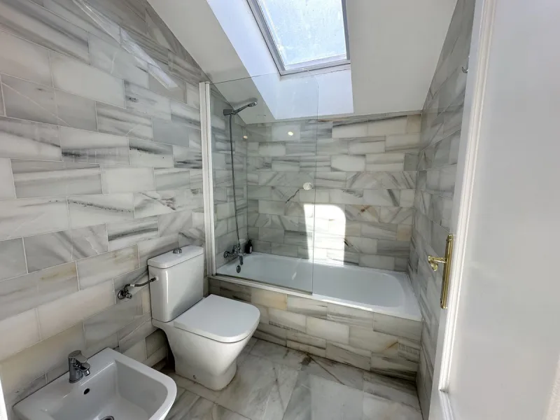 This stylish penthouse is located in the heart of Nueva Andalucía, within walking distance to everything – charming cafés, restaurants, shops, and green areas. The property has a valid tourist license and enjoys excellent rental performance, making it an 