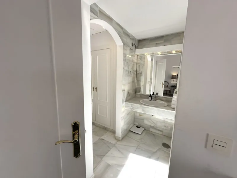 This stylish penthouse is located in the heart of Nueva Andalucía, within walking distance to everything – charming cafés, restaurants, shops, and green areas. The property has a valid tourist license and enjoys excellent rental performance, making it an 