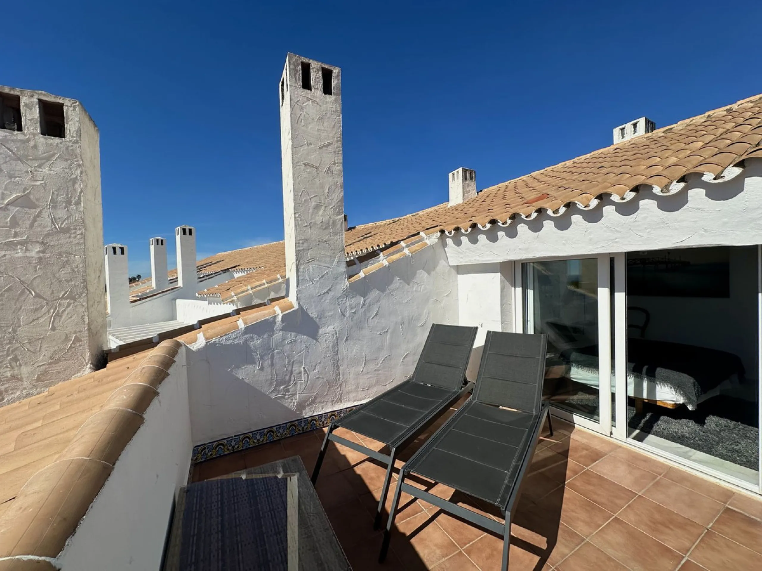 This stylish penthouse is located in the heart of Nueva Andalucía, within walking distance to everything – charming cafés, restaurants, shops, and green areas. The property has a valid tourist license and enjoys excellent rental performance, making it an 