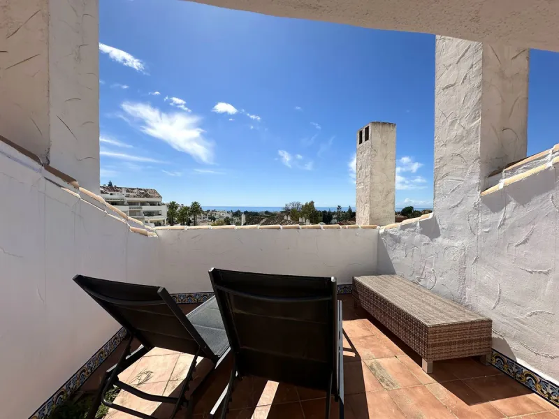 This stylish penthouse is located in the heart of Nueva Andalucía, within walking distance to everything – charming cafés, restaurants, shops, and green areas. The property has a valid tourist license and enjoys excellent rental performance, making it an 