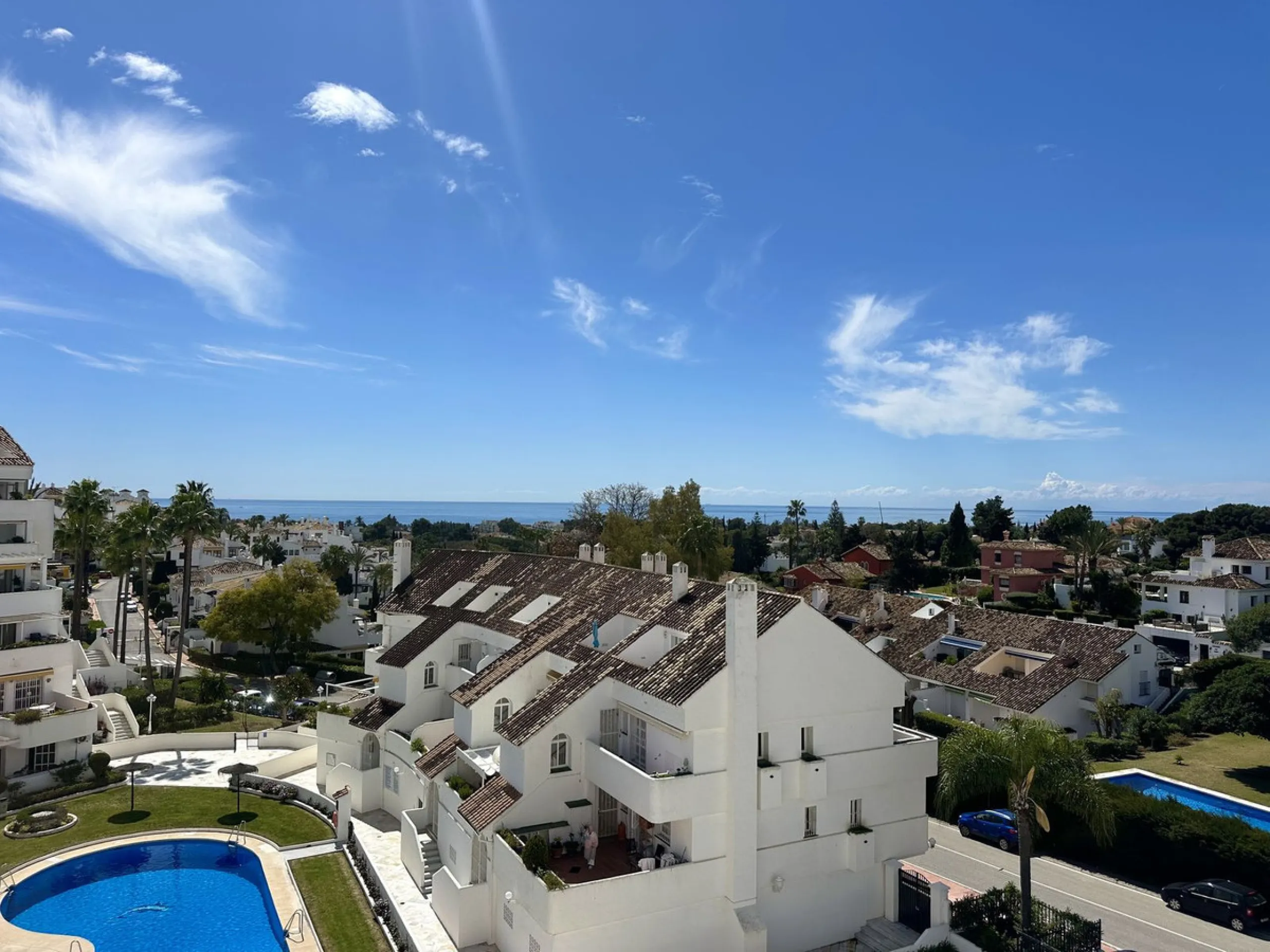 This stylish penthouse is located in the heart of Nueva Andalucía, within walking distance to everything – charming cafés, restaurants, shops, and green areas. The property has a valid tourist license and enjoys excellent rental performance, making it an 