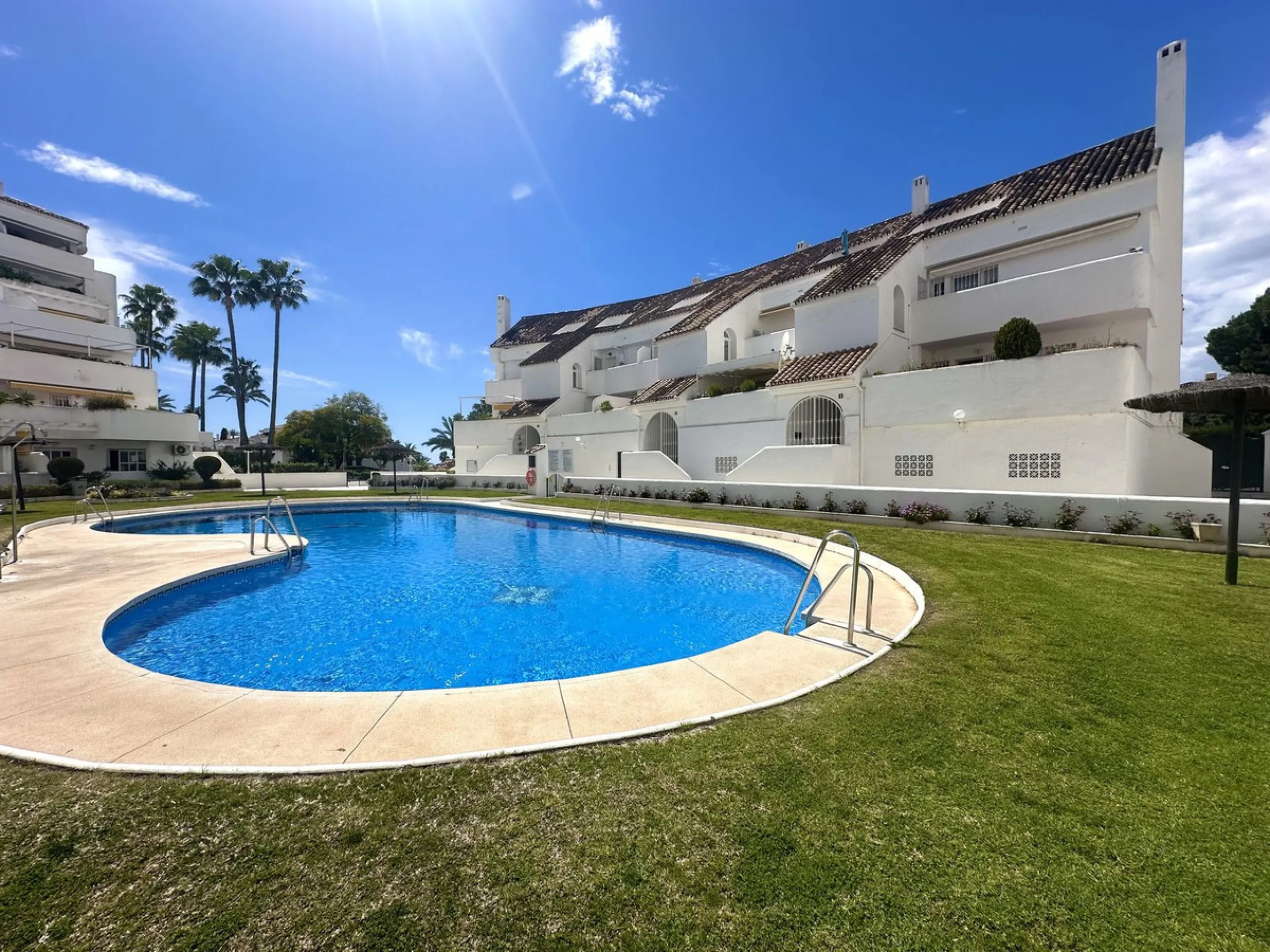 This stylish penthouse is located in the heart of Nueva Andalucía, within walking distance to everything – charming cafés, restaurants, shops, and green areas. The property has a valid tourist license and enjoys excellent rental performance, making it an 