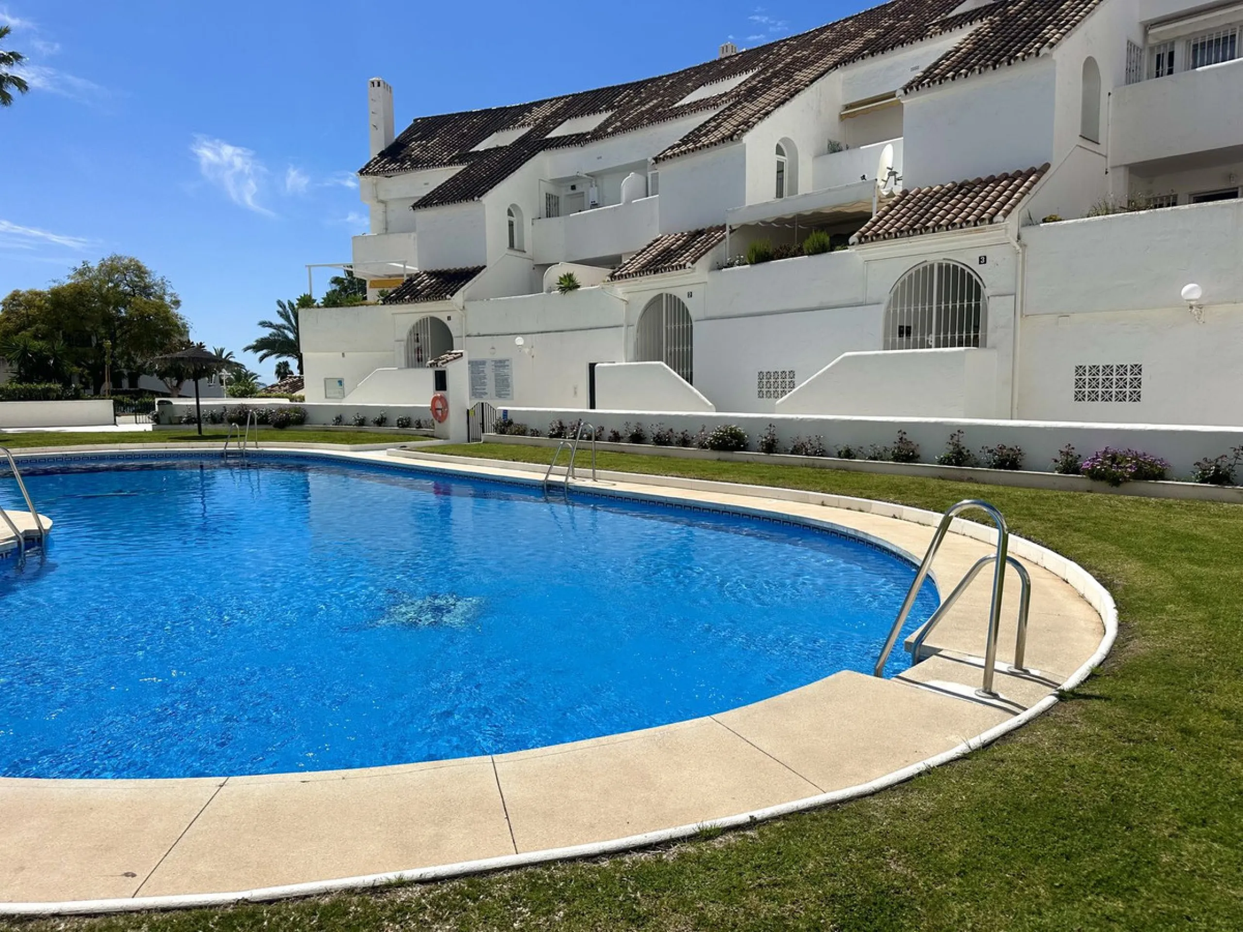 This stylish penthouse is located in the heart of Nueva Andalucía, within walking distance to everything – charming cafés, restaurants, shops, and green areas. The property has a valid tourist license and enjoys excellent rental performance, making it an 