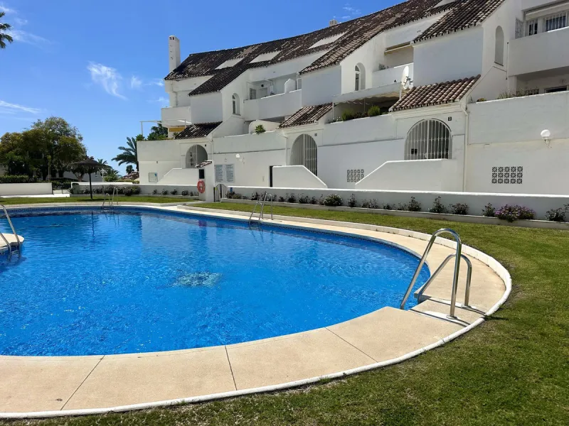 This stylish penthouse is located in the heart of Nueva Andalucía, within walking distance to everything – charming cafés, restaurants, shops, and green areas. The property has a valid tourist license and enjoys excellent rental performance, making it an 