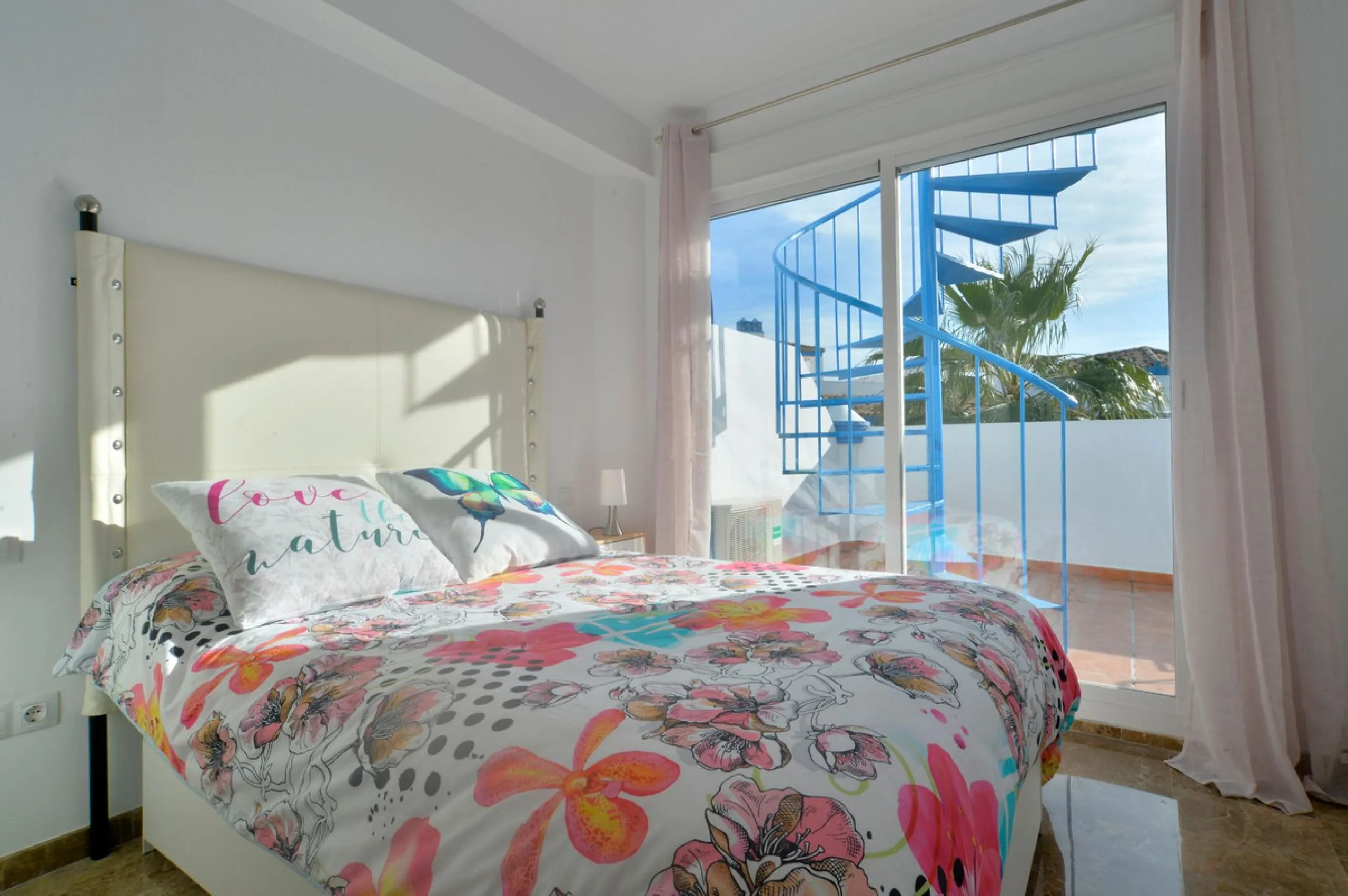 Penthouse now available in Galera sun estepona, just a a stone's throw away from the sea! (just on the other side of the road!)This is a very comfortable top floor two bed apartment. The urbanisation has a pool and the property comes included with a parki