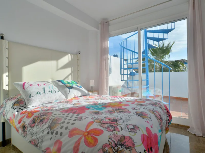 Penthouse now available in Galera sun estepona, just a a stone's throw away from the sea! (just on the other side of the road!)This is a very comfortable top floor two bed apartment. The urbanisation has a pool and the property comes included with a parki