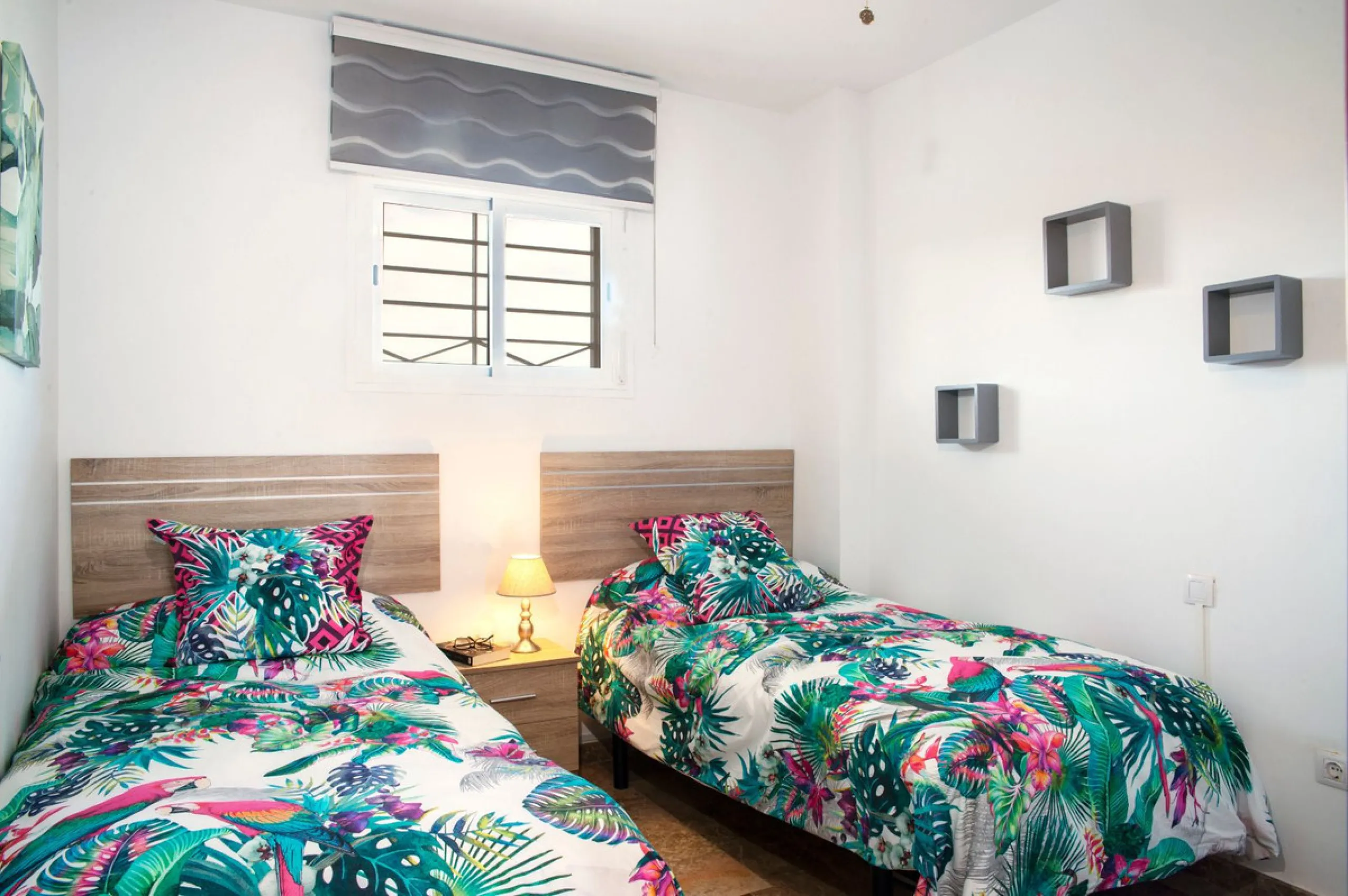 Penthouse now available in Galera sun estepona, just a a stone's throw away from the sea! (just on the other side of the road!)This is a very comfortable top floor two bed apartment. The urbanisation has a pool and the property comes included with a parki