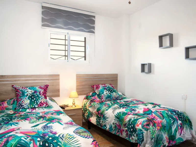 Penthouse now available in Galera sun estepona, just a a stone's throw away from the sea! (just on the other side of the road!)This is a very comfortable top floor two bed apartment. The urbanisation has a pool and the property comes included with a parki