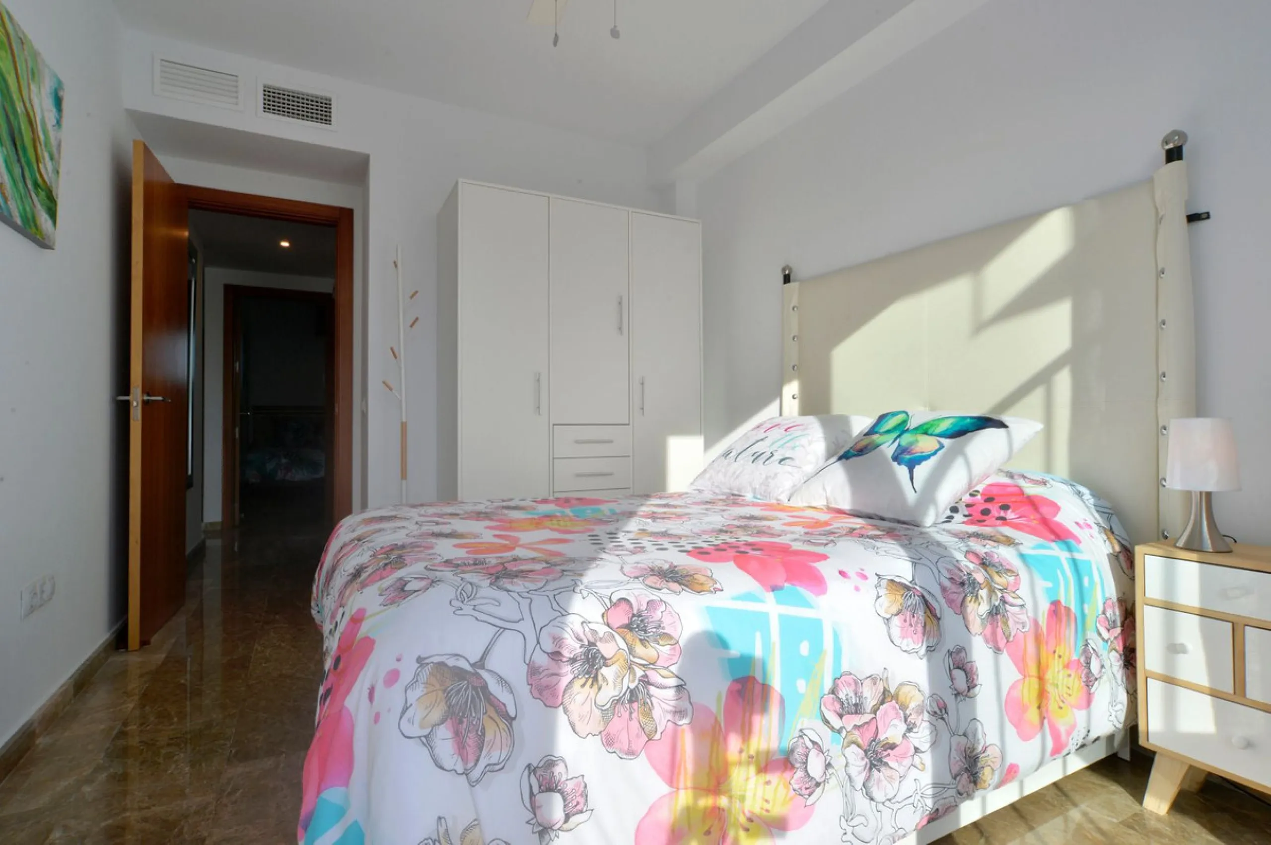 Penthouse now available in Galera sun estepona, just a a stone's throw away from the sea! (just on the other side of the road!)This is a very comfortable top floor two bed apartment. The urbanisation has a pool and the property comes included with a parki