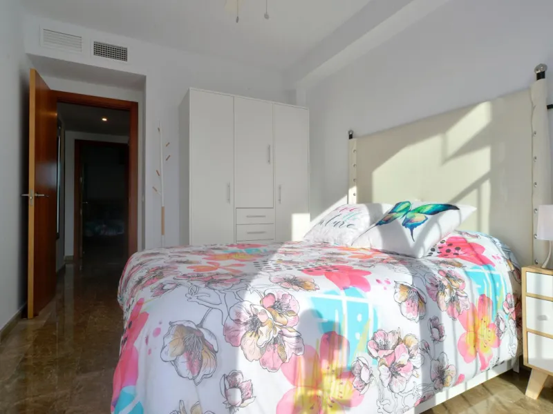 Penthouse now available in Galera sun estepona, just a a stone's throw away from the sea! (just on the other side of the road!)This is a very comfortable top floor two bed apartment. The urbanisation has a pool and the property comes included with a parki