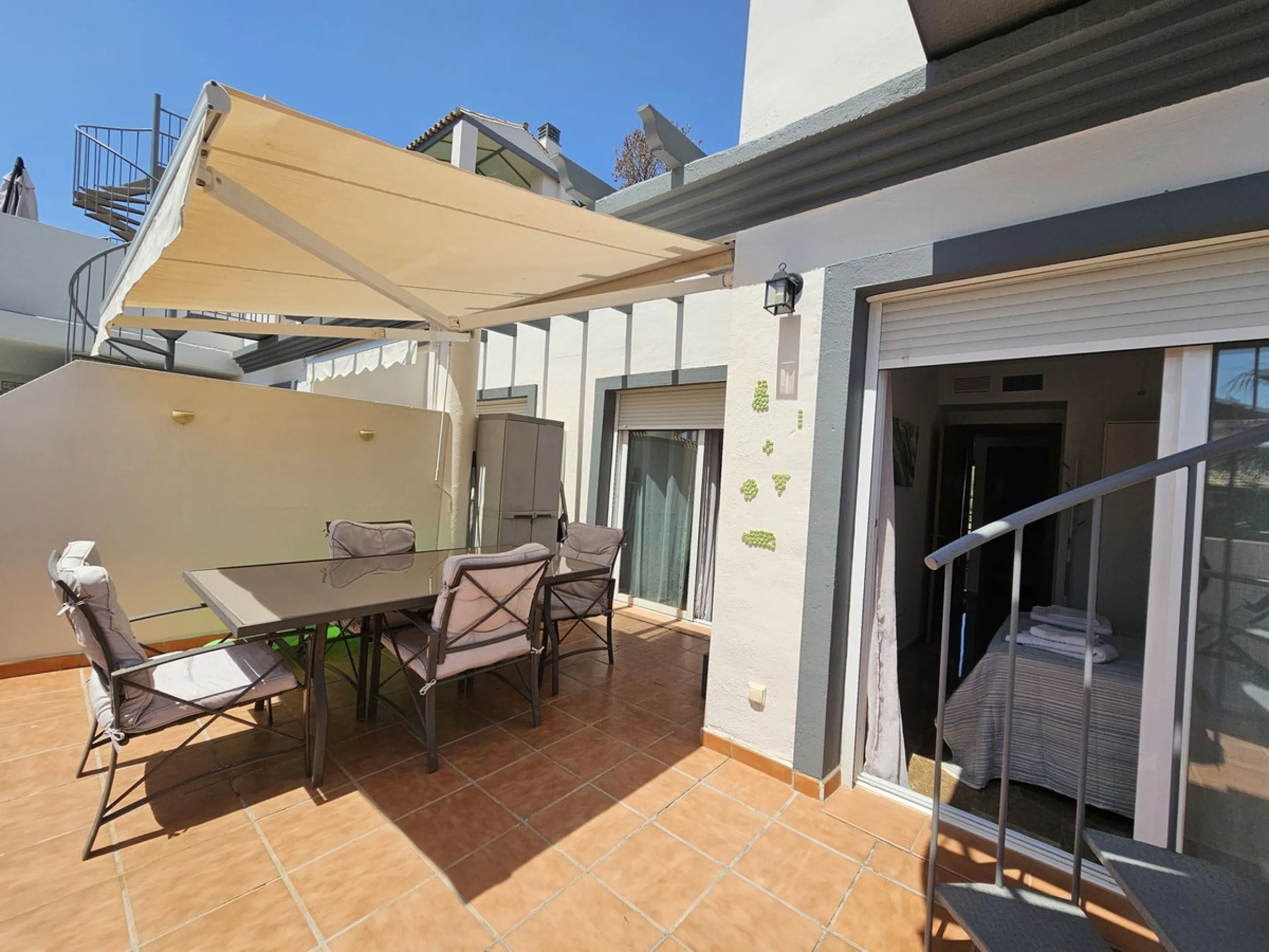 Penthouse now available in Galera sun estepona, just a a stone's throw away from the sea! (just on the other side of the road!)This is a very comfortable top floor two bed apartment. The urbanisation has a pool and the property comes included with a parki