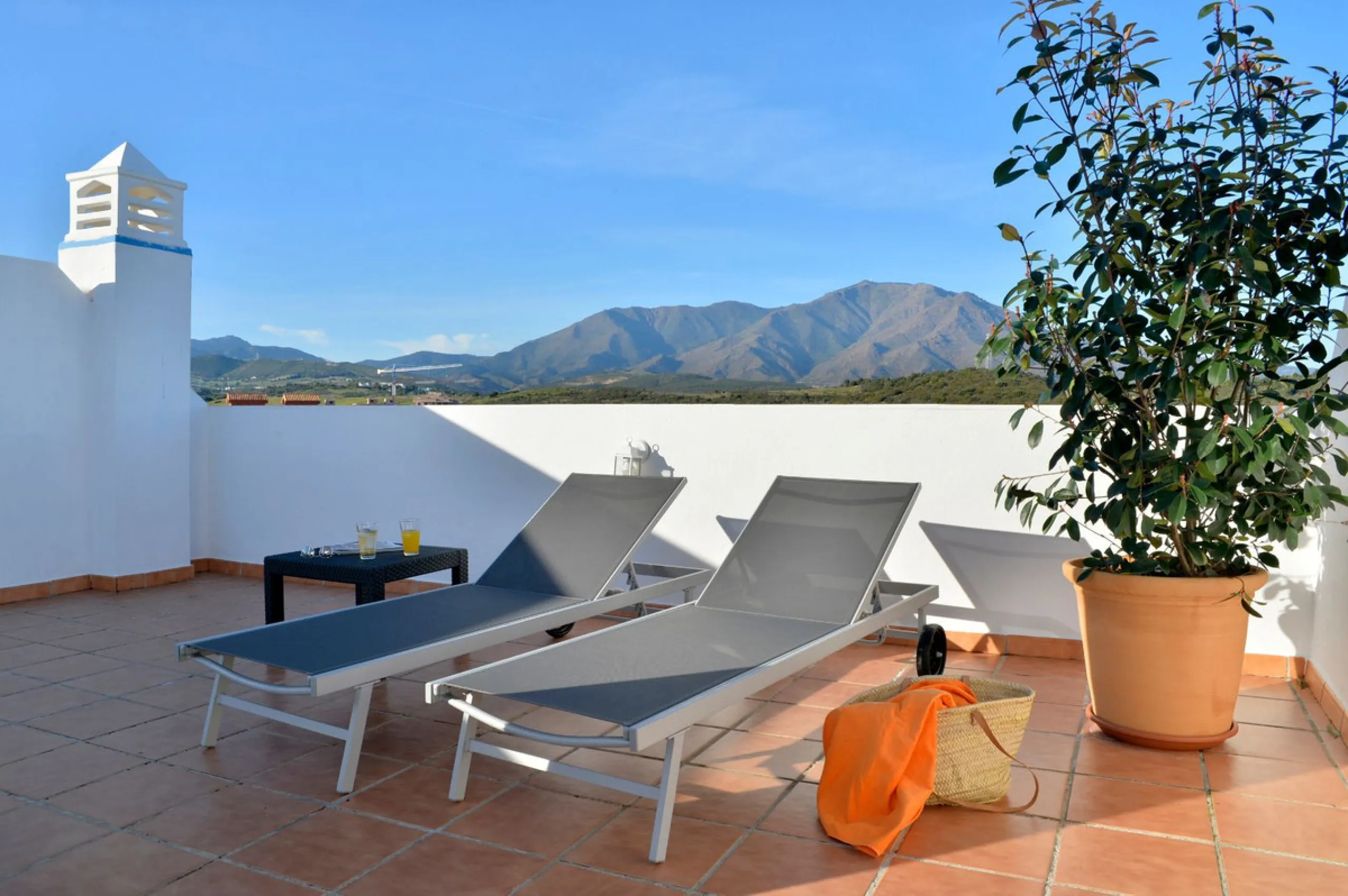 Penthouse now available in Galera sun estepona, just a a stone's throw away from the sea! (just on the other side of the road!)This is a very comfortable top floor two bed apartment. The urbanisation has a pool and the property comes included with a parki
