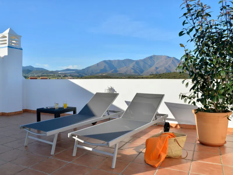 Penthouse now available in Galera sun estepona, just a a stone's throw away from the sea! (just on the other side of the road!)This is a very comfortable top floor two bed apartment. The urbanisation has a pool and the property comes included with a parki