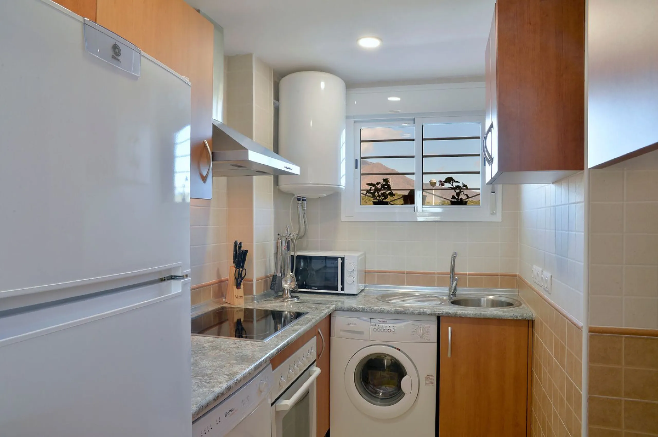 Penthouse now available in Galera sun estepona, just a a stone's throw away from the sea! (just on the other side of the road!)This is a very comfortable top floor two bed apartment. The urbanisation has a pool and the property comes included with a parki