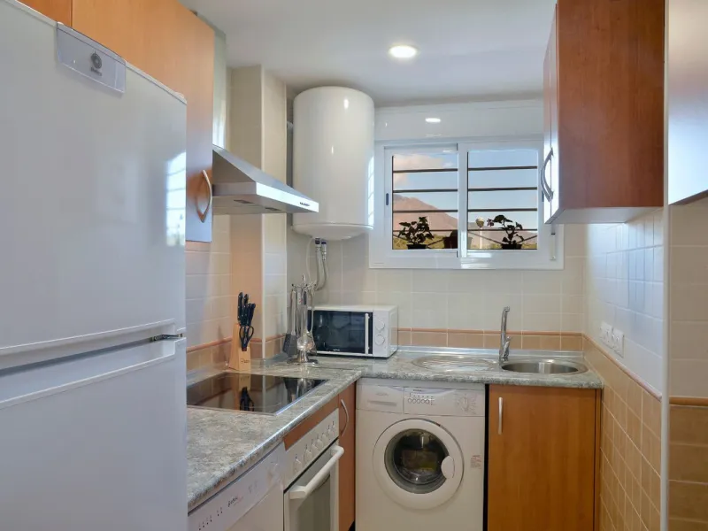Penthouse now available in Galera sun estepona, just a a stone's throw away from the sea! (just on the other side of the road!)This is a very comfortable top floor two bed apartment. The urbanisation has a pool and the property comes included with a parki