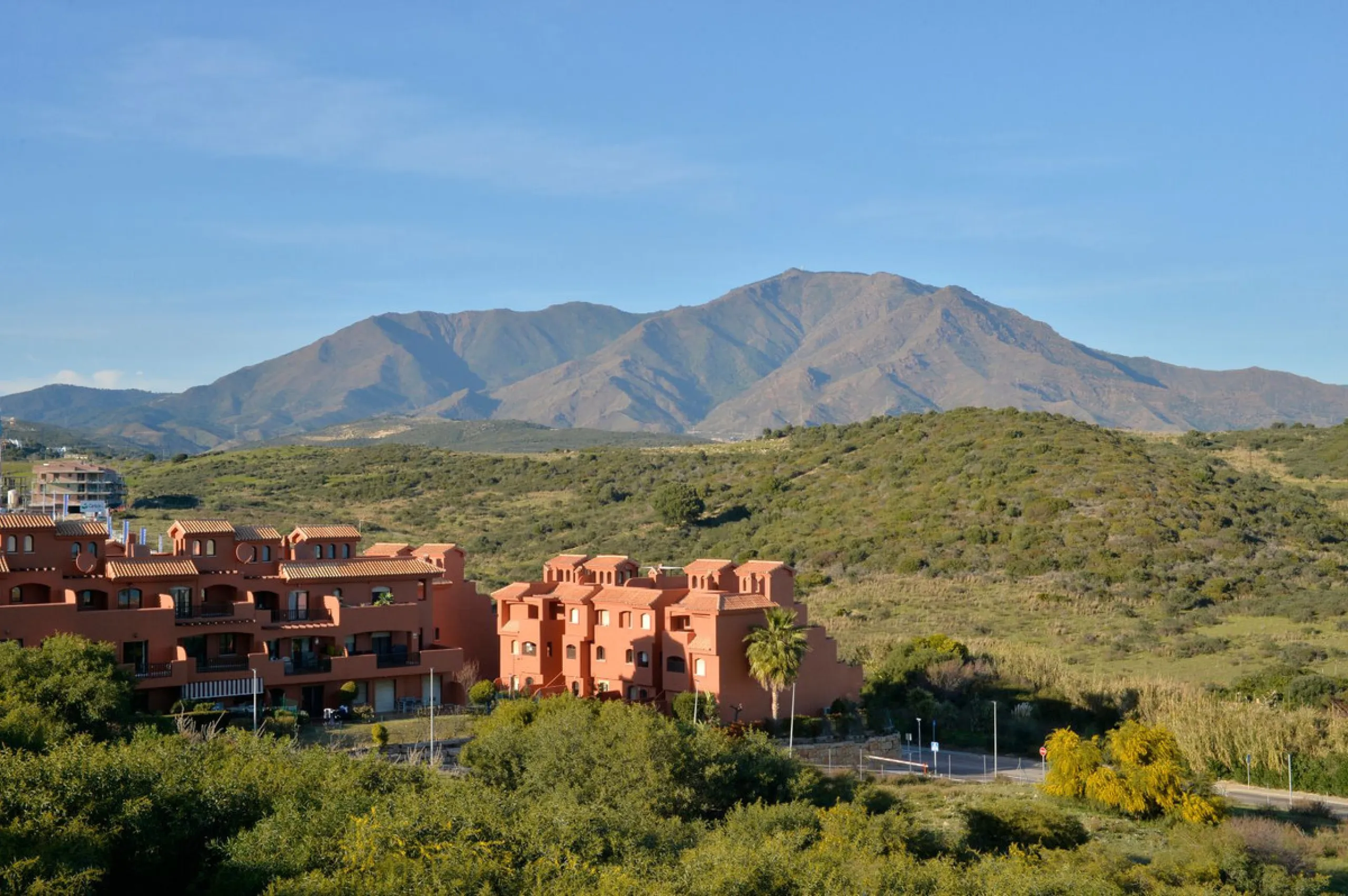 Penthouse now available in Galera sun estepona, just a a stone's throw away from the sea! (just on the other side of the road!)This is a very comfortable top floor two bed apartment. The urbanisation has a pool and the property comes included with a parki