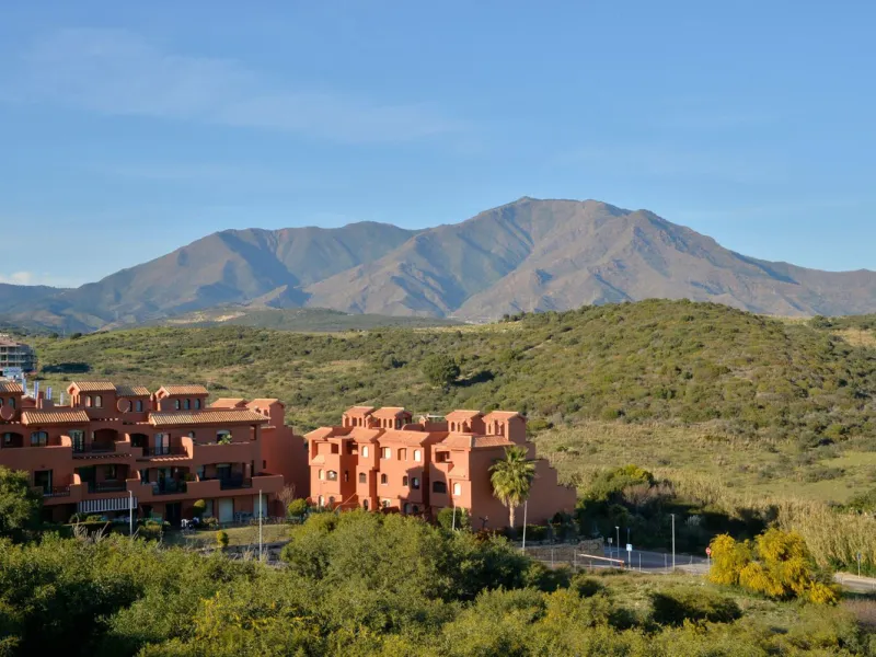 Penthouse now available in Galera sun estepona, just a a stone's throw away from the sea! (just on the other side of the road!)This is a very comfortable top floor two bed apartment. The urbanisation has a pool and the property comes included with a parki