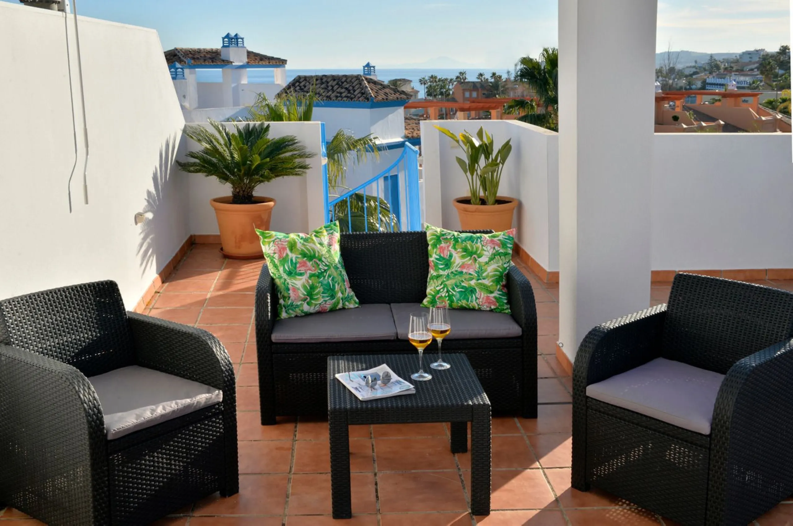 Penthouse now available in Galera sun estepona, just a a stone's throw away from the sea! (just on the other side of the road!)This is a very comfortable top floor two bed apartment. The urbanisation has a pool and the property comes included with a parki