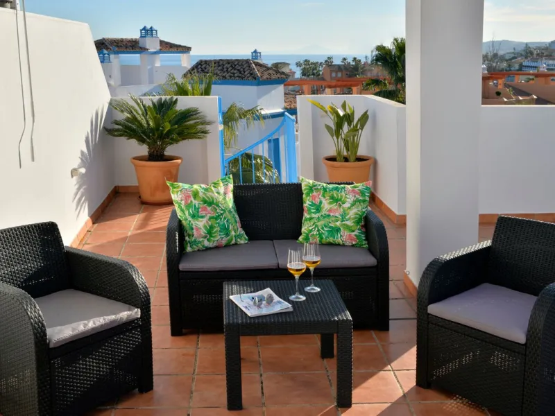 Penthouse now available in Galera sun estepona, just a a stone's throw away from the sea! (just on the other side of the road!)This is a very comfortable top floor two bed apartment. The urbanisation has a pool and the property comes included with a parki